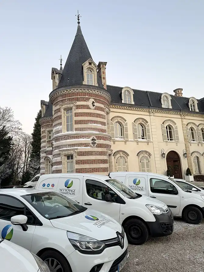 La voiture de Nettoyage champenois garée devant Canard Duchene